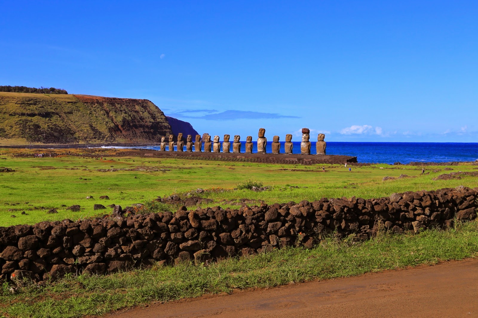 Ahu Tongariki au loin depuis le Rano Raraku