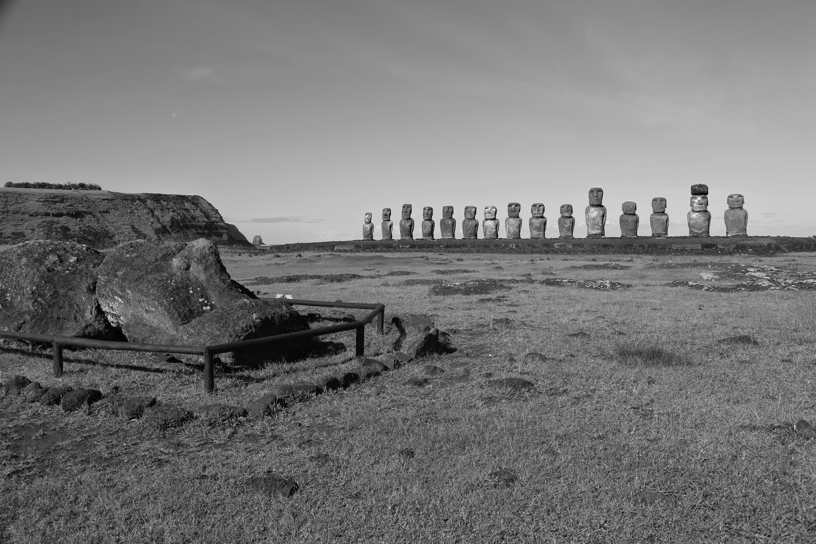 Moai de Tongariki vus de loin en noir et blanc