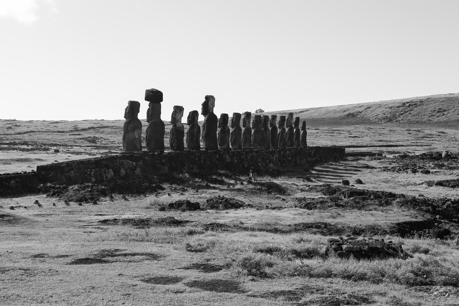 Ahu Tongariki de profil en noir et blanc