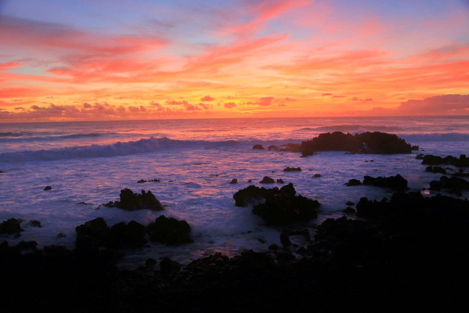 Coucher de soleil flamboyant sur l’océan