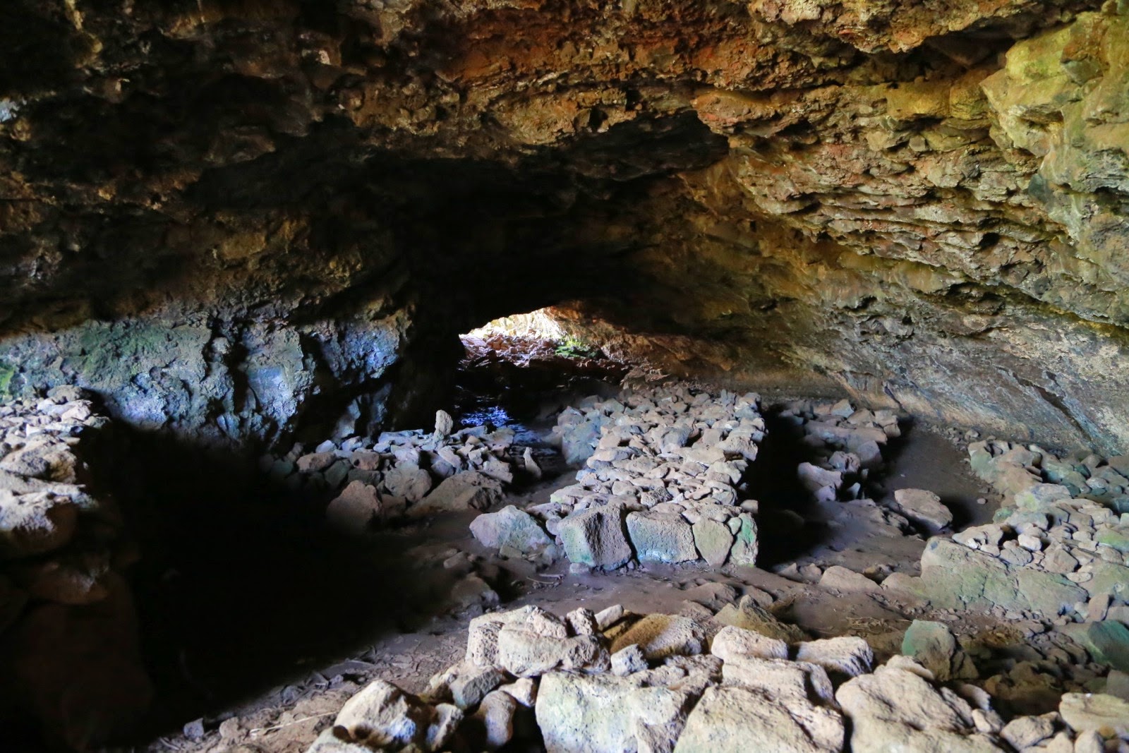 Grotte volcanique sombre