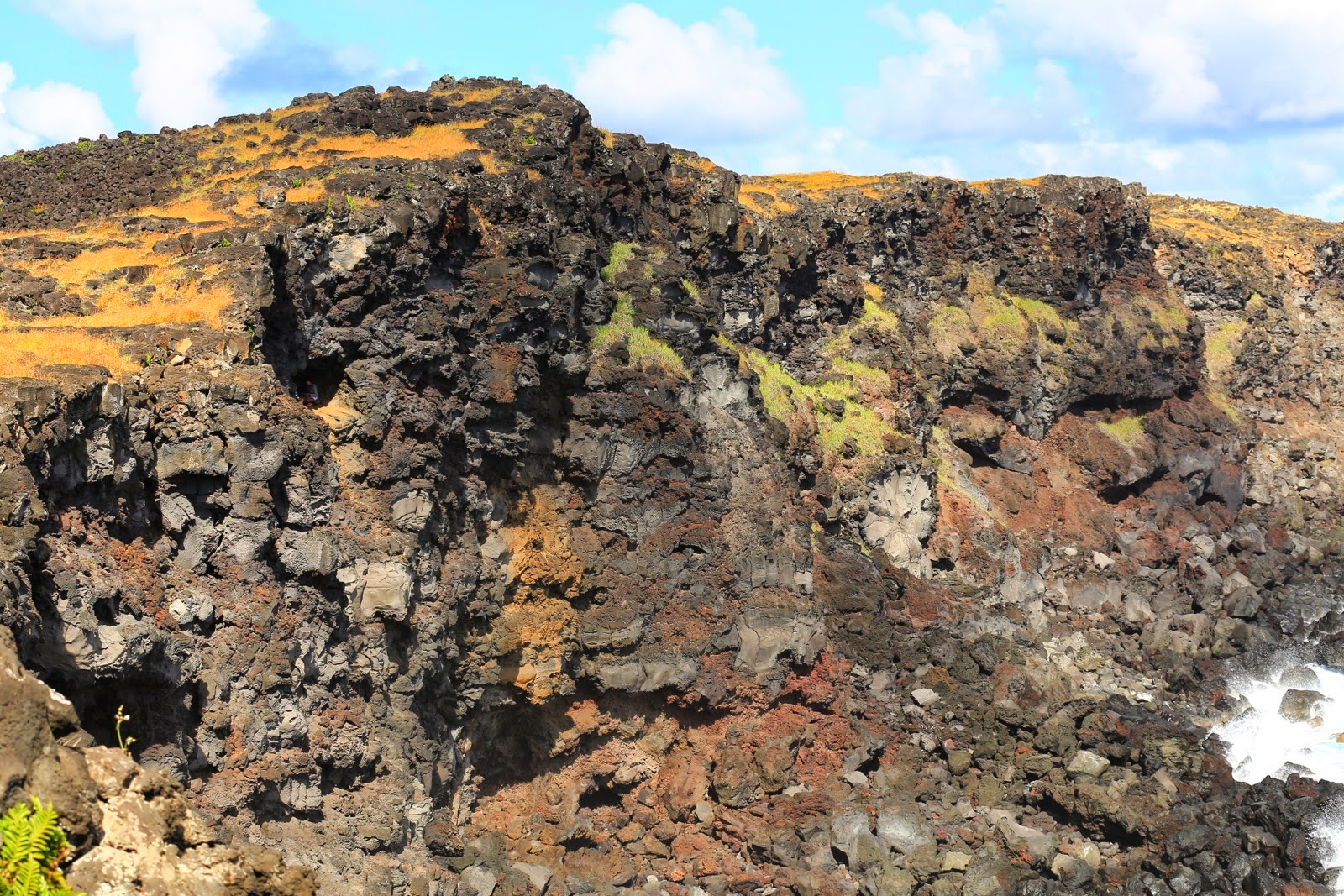 Roche volcanique et ciel bleu