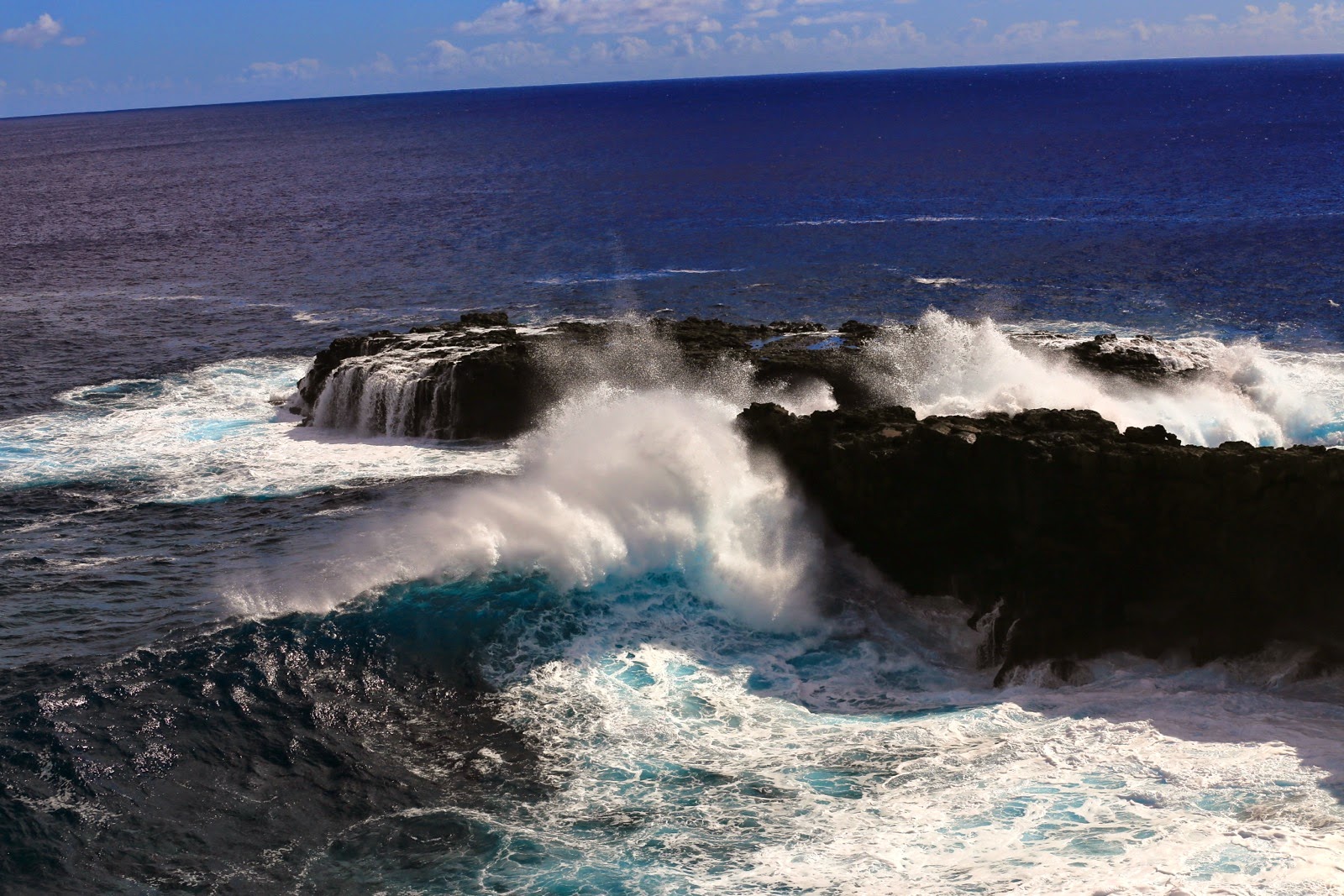 Vagues furieuses au pied de la falaise