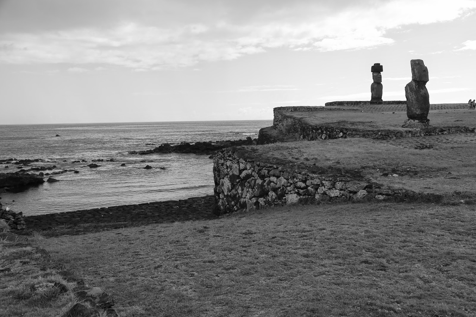 Rampe pavée vers la mer en noir et blanc