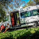Pause à l’ombre devant notre campervan porte ouverte