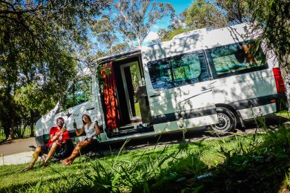 Pause à l’ombre devant notre campervan porte ouverte