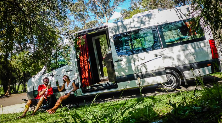 Pause à l’ombre devant notre campervan porte ouverte