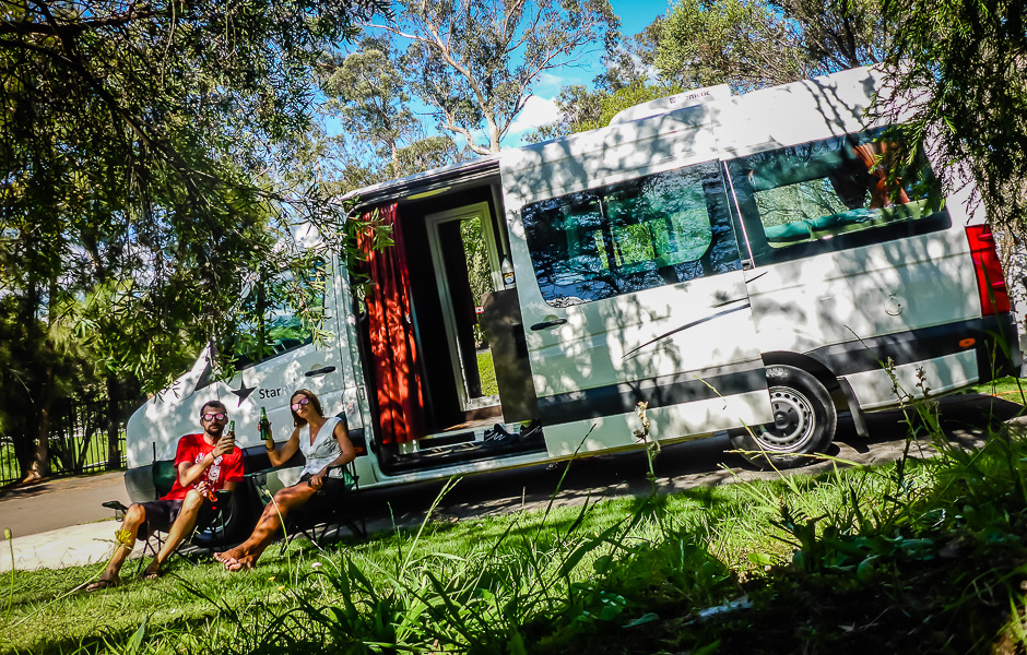 Pause à l’ombre devant notre campervan porte ouverte