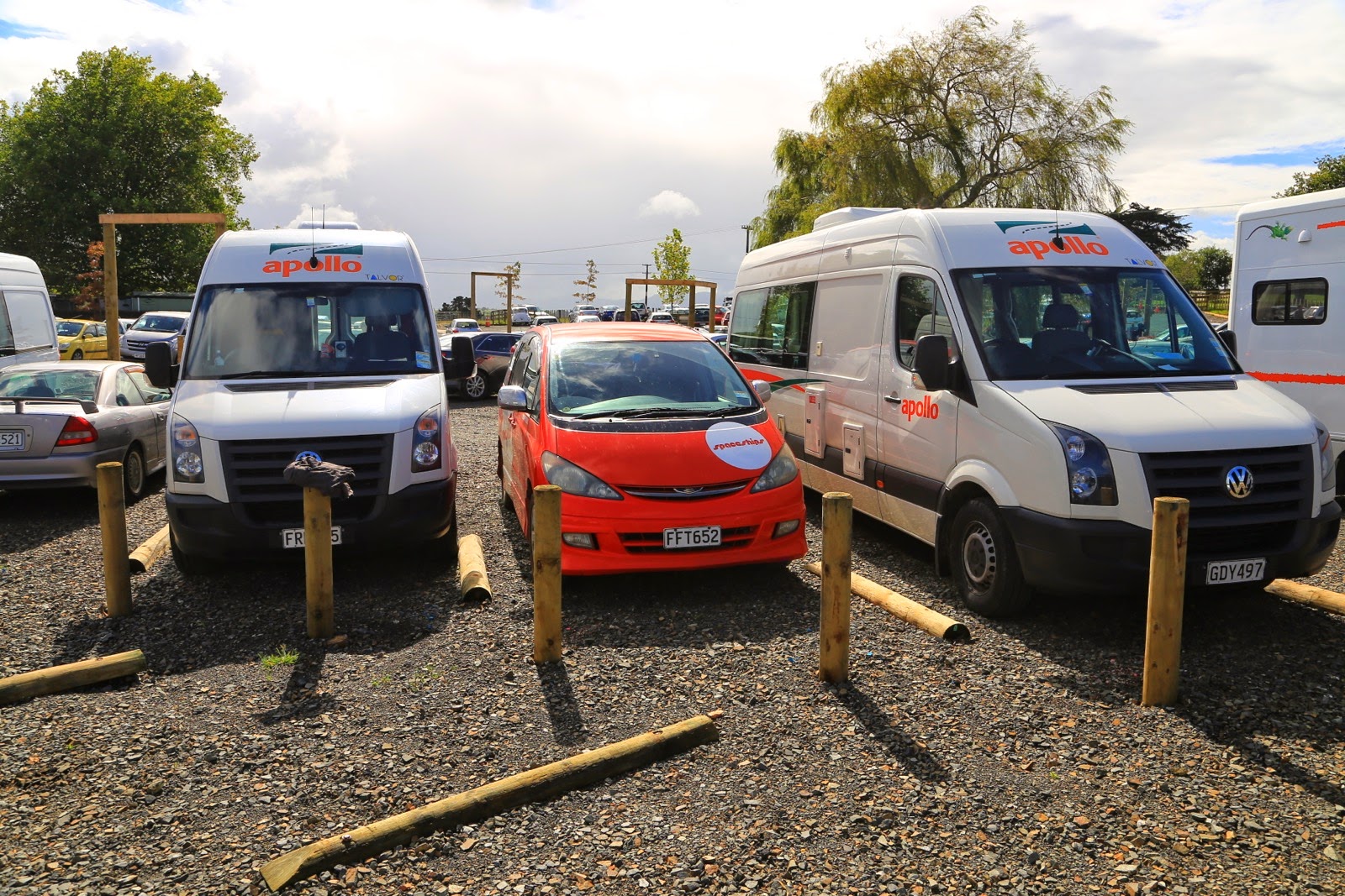 Notre petit van Toyota entre deux VW Crafter sur un parking