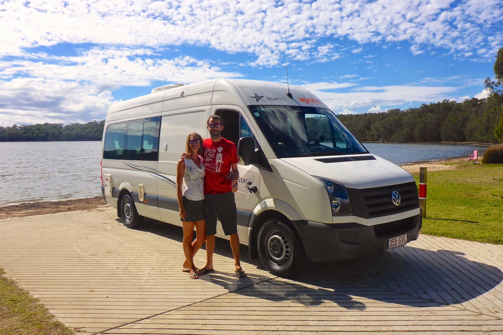 Notre van Euro Tourer d’Apollo au bord de l’eau en Australie