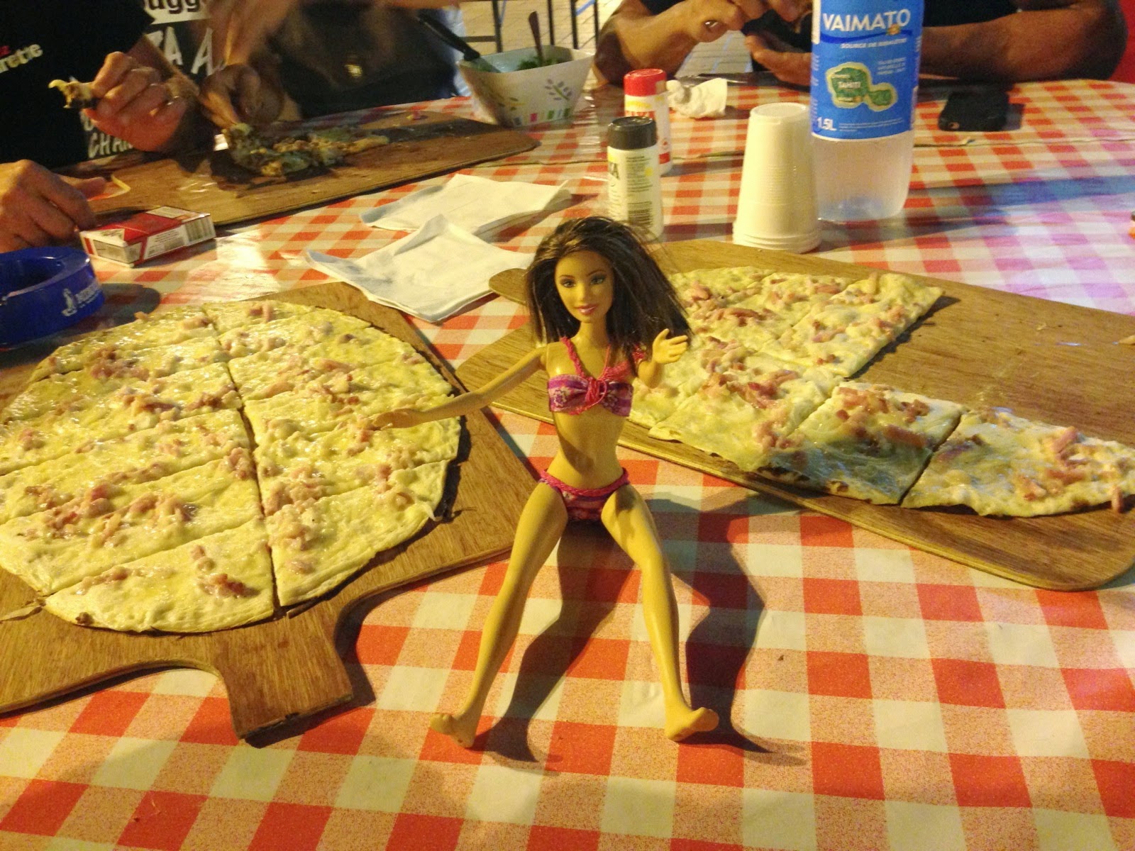 Tarte flambée et Barbie sur la nappe à carreaux