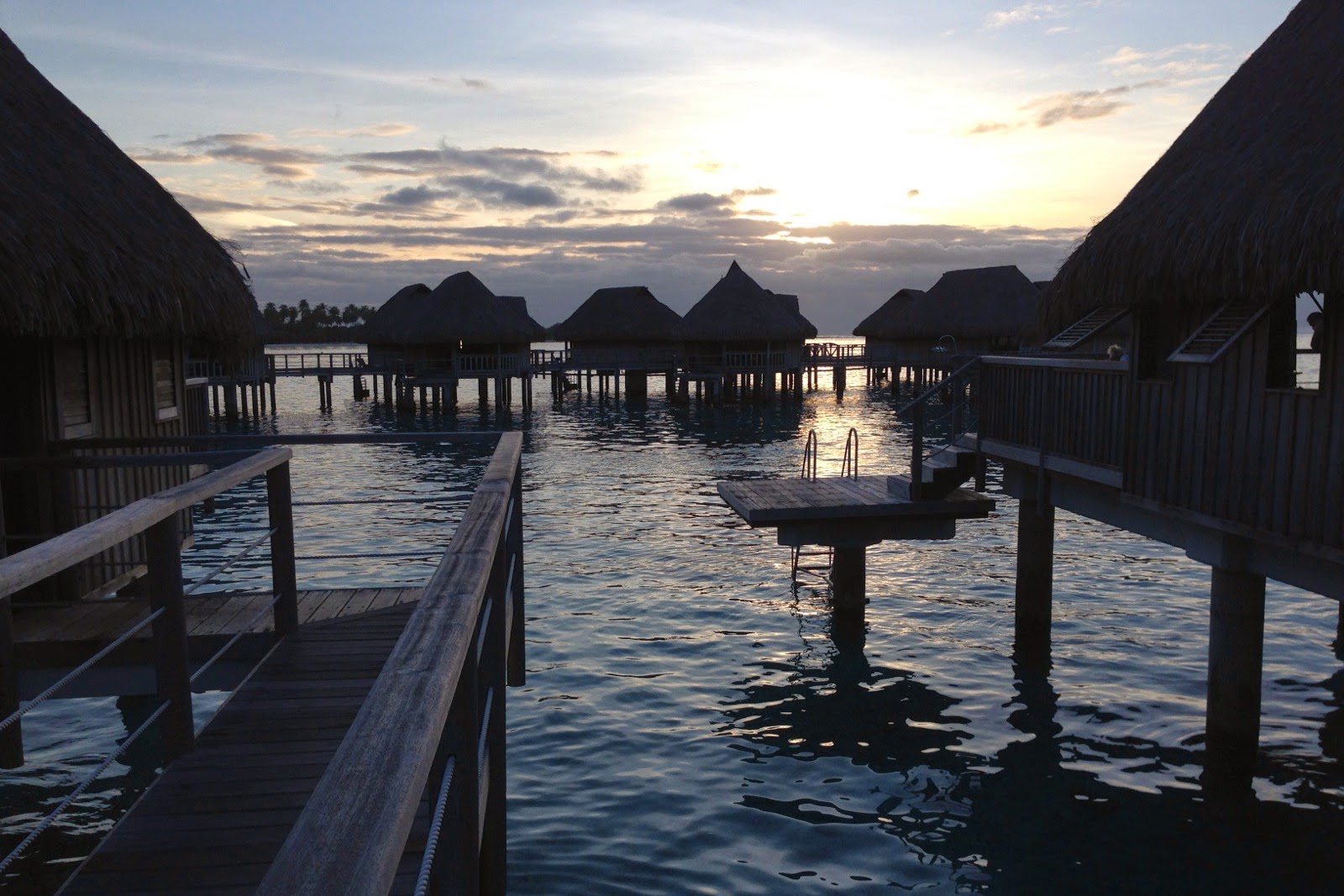 Coucher de soleil sur les bungalows sur pilotis