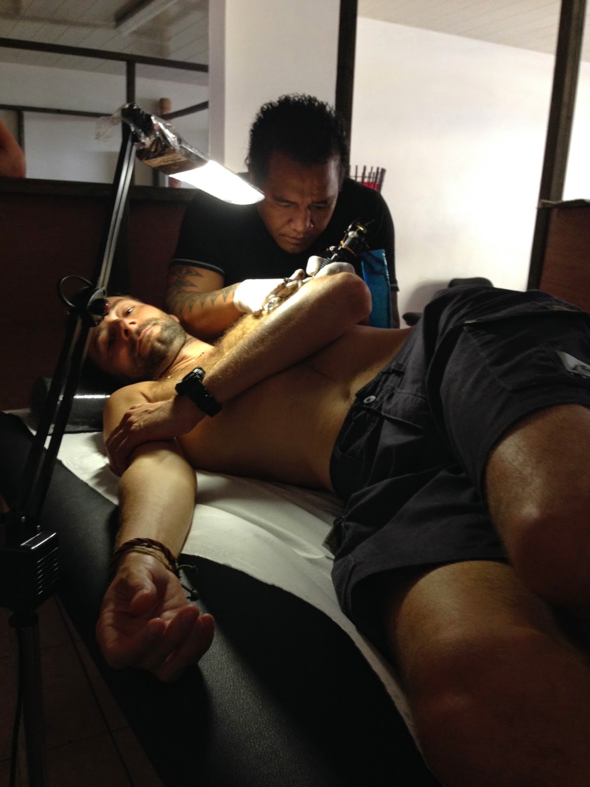 Tatouage en cours sur le bras