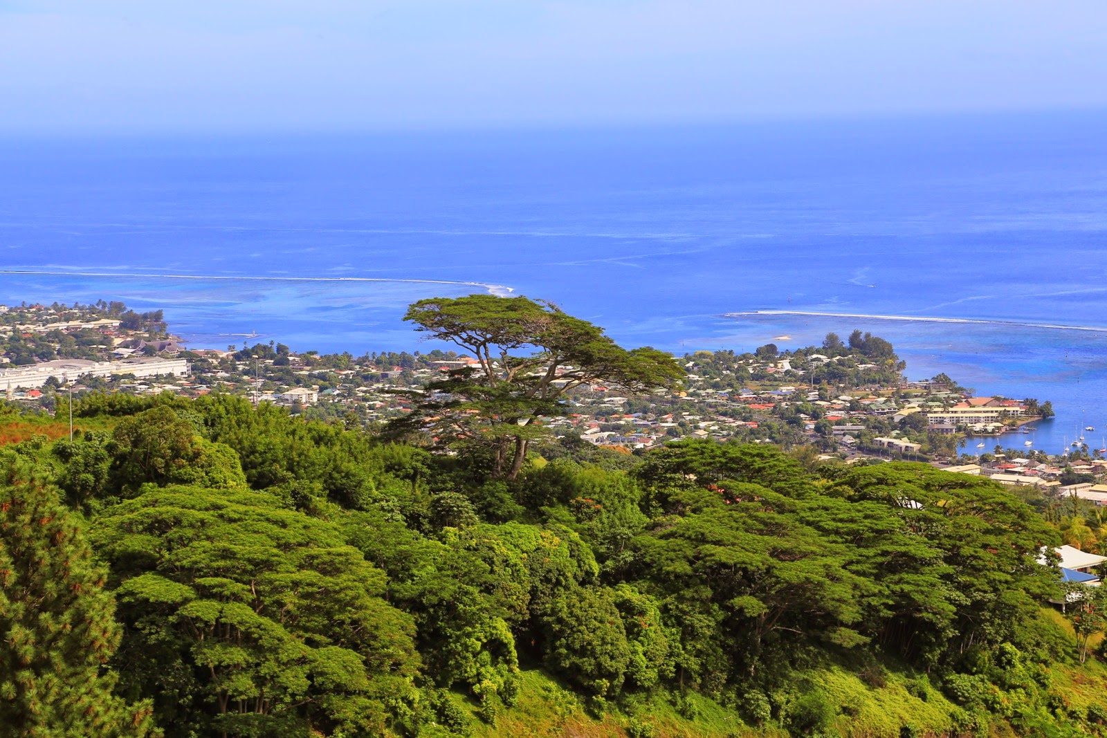 Vue sur Papeete et la côte de Tahiti depuis les hauteurs