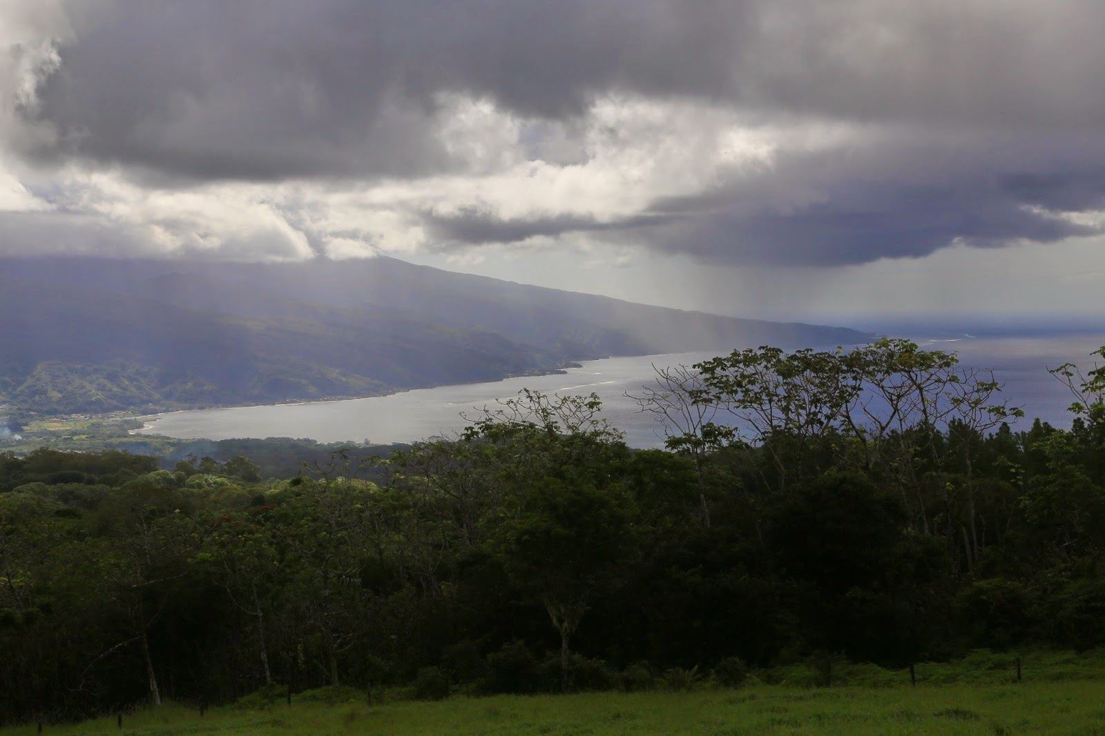Nuages bas sur le lagon depuis le plateau