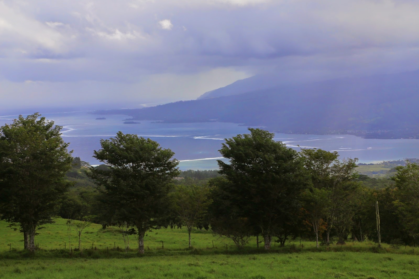 Vue sur le lagon et les montagnes sous un ciel gris