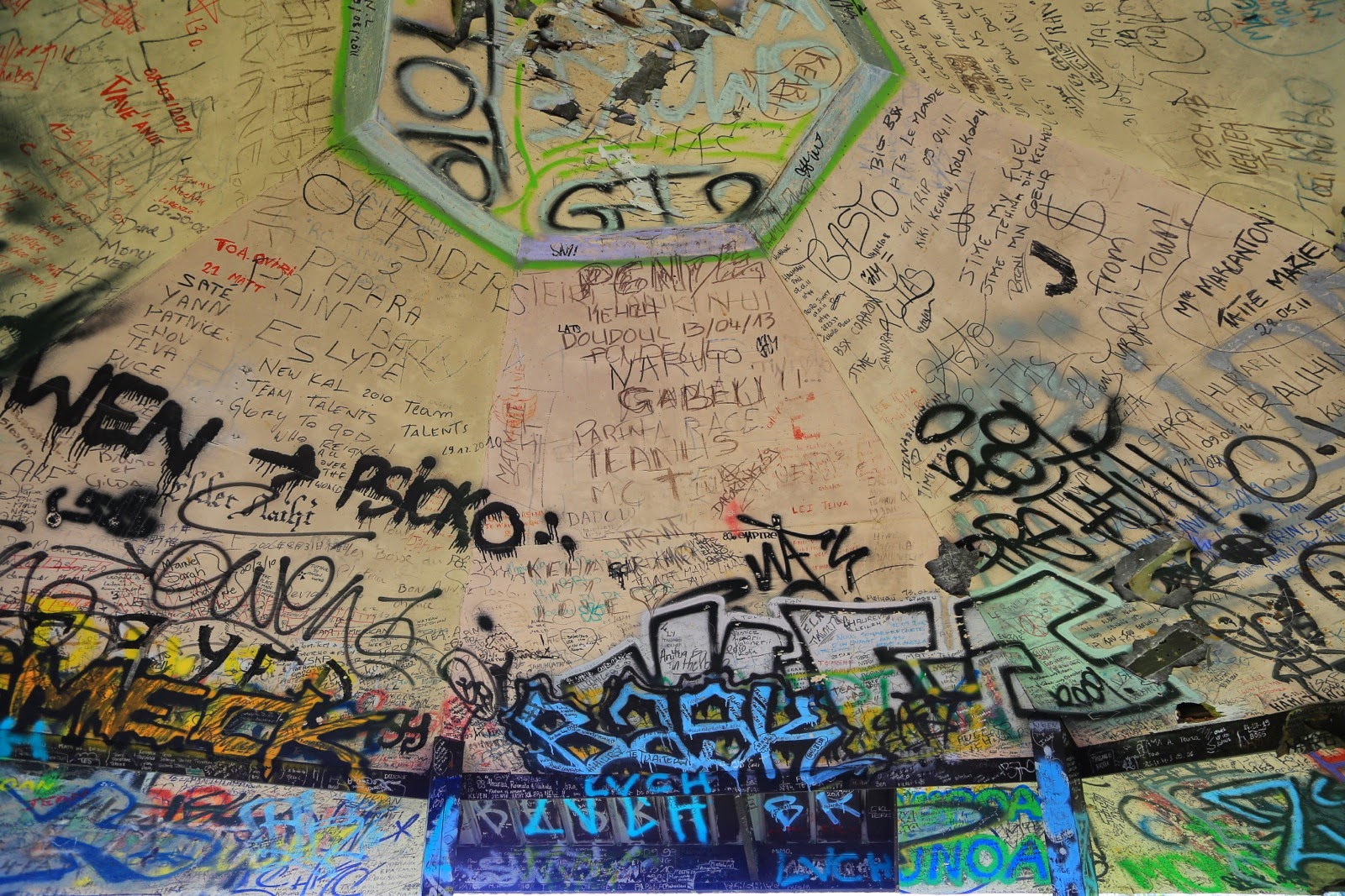 Graffitis sur un belvédère