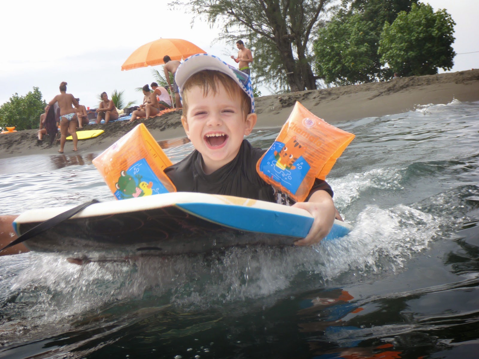 Enfant sur un bodyboard dans les vagues