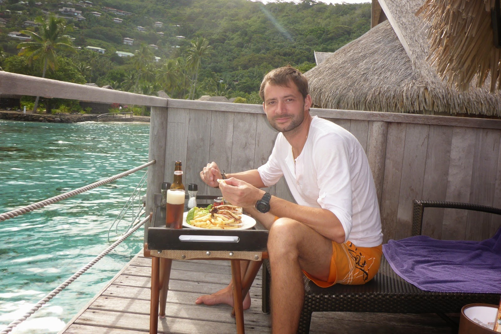 Petit-déjeuner sur la terrasse du bungalow