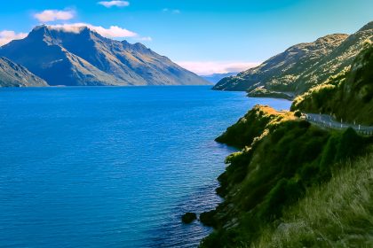 Le lac Wakatipu sous le ciel bleu
