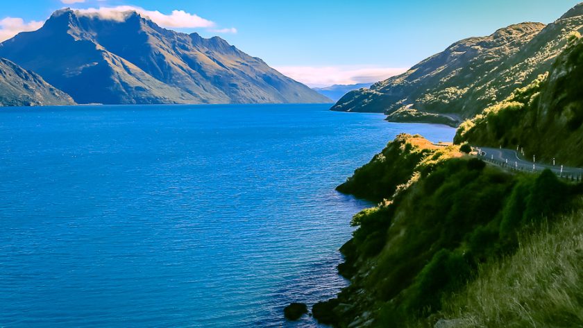 Le lac Wakatipu sous le ciel bleu