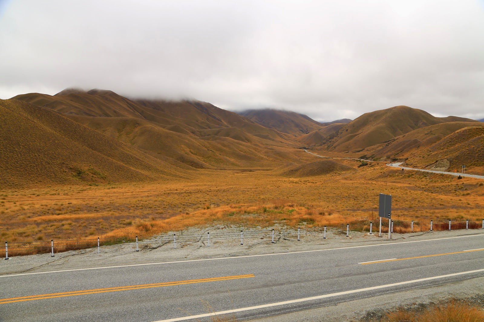 Route au pied des collines