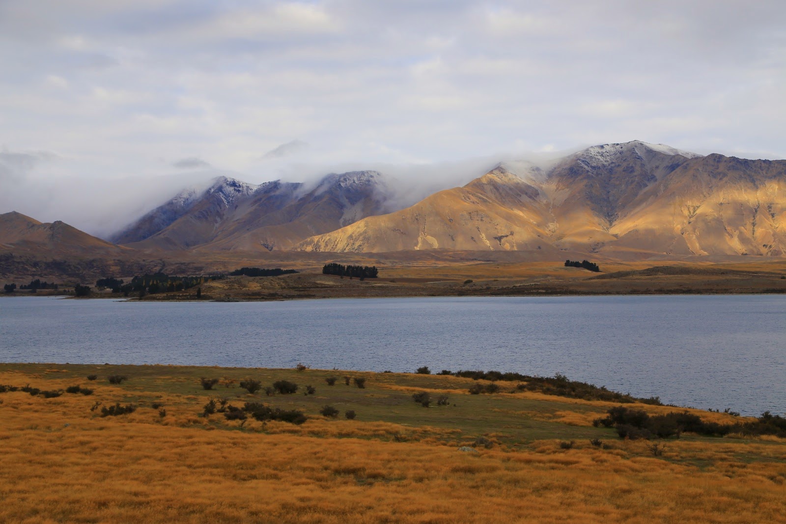 Lac et montagnes sous un ciel gris