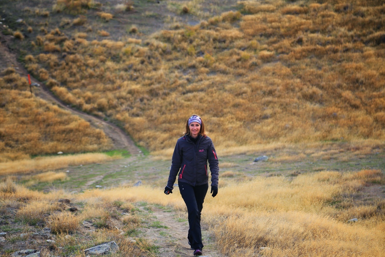 Randonneuse sur un sentier de la péninsule