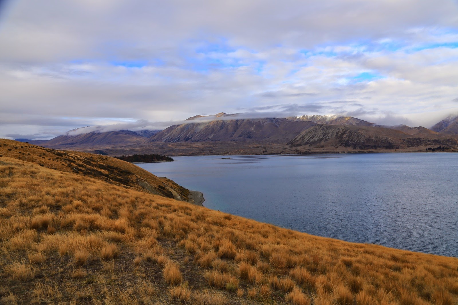 Vue sur le lac depuis les collines