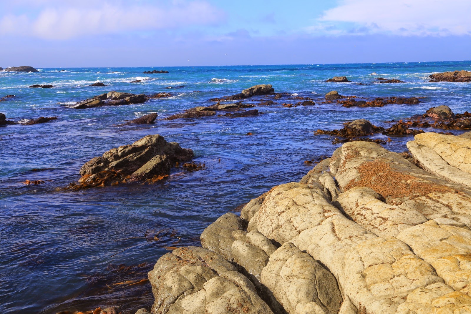 Rochers et mer bleue