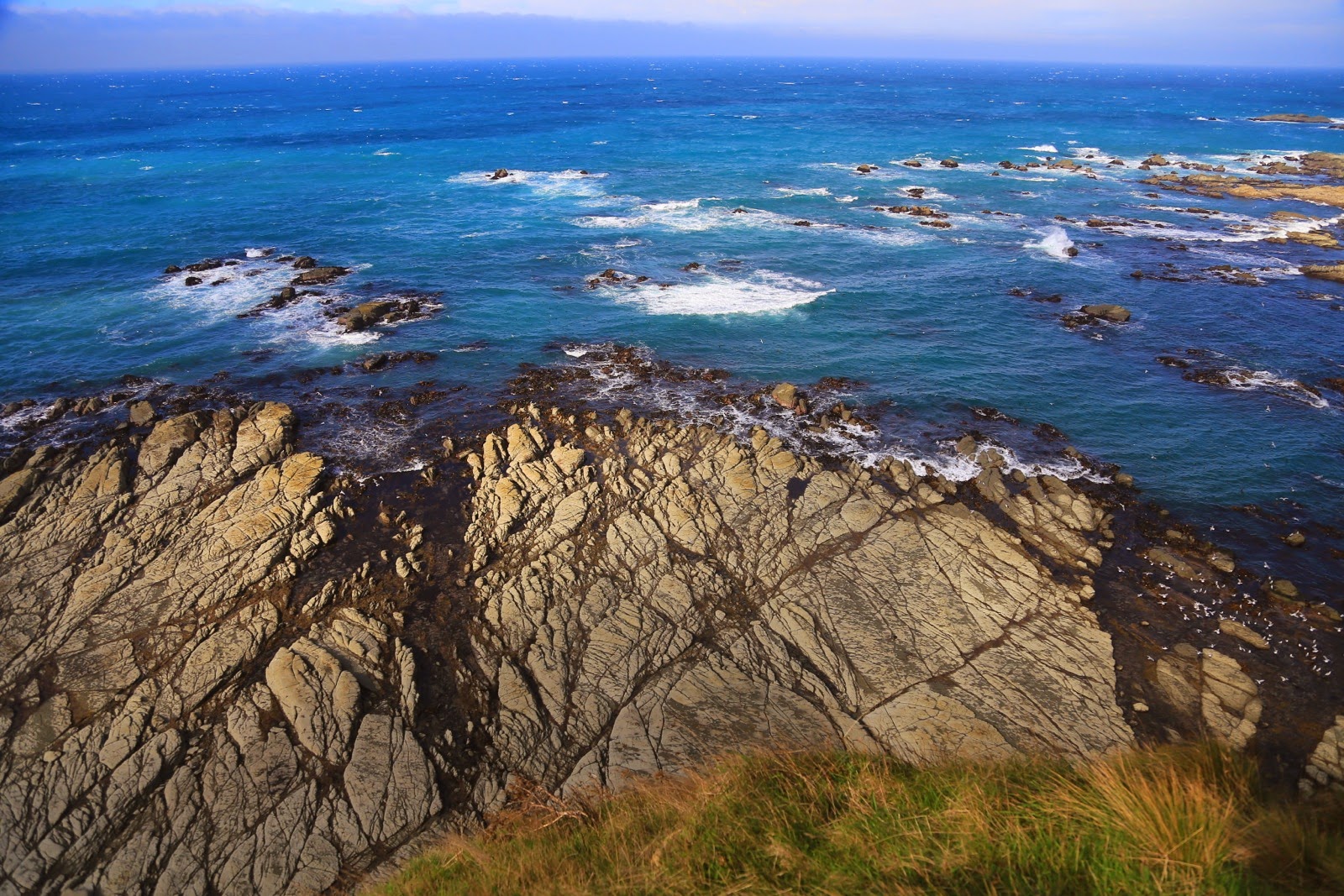 Rochers striés au bord de la mer