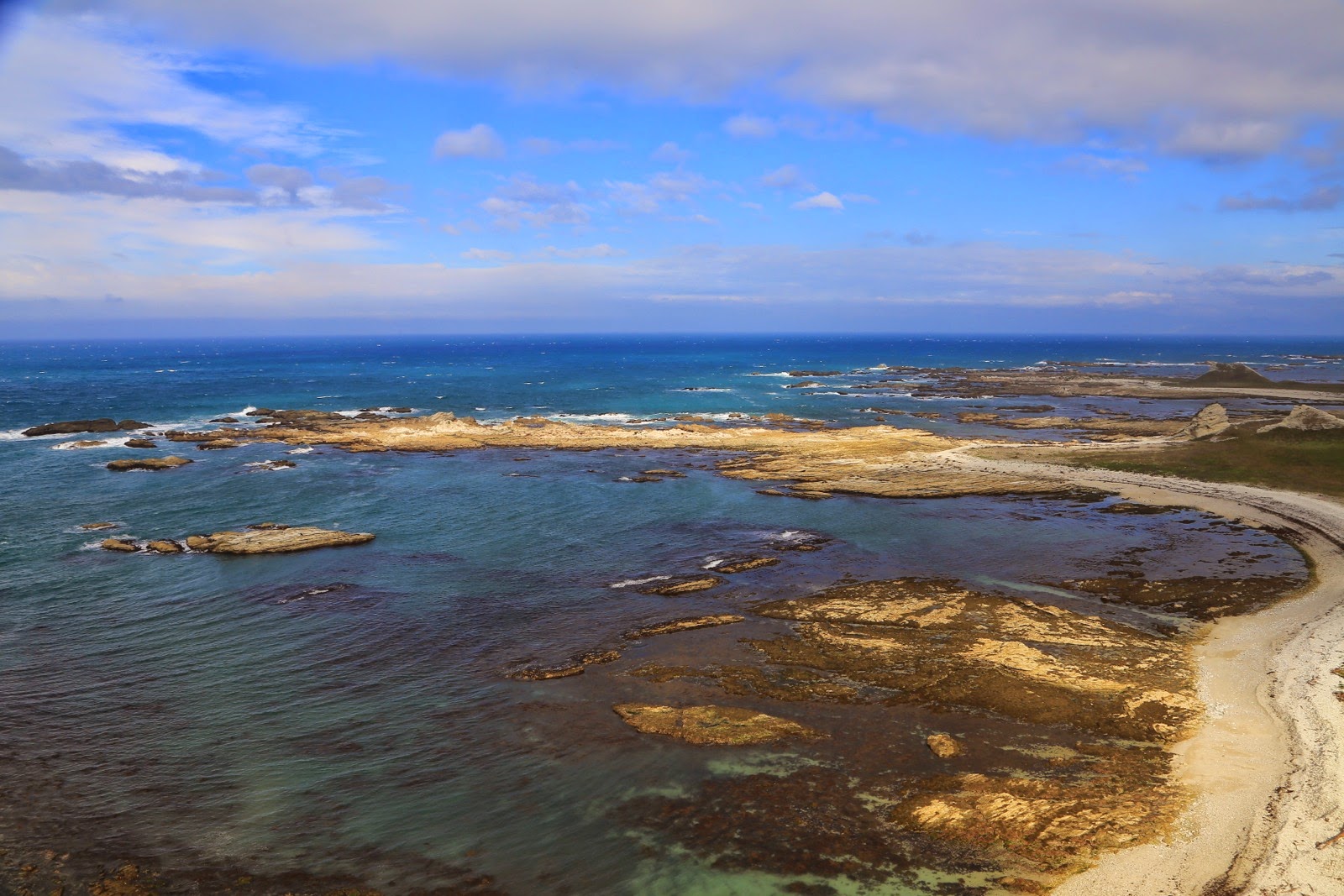 Plateau rocheux et eau turquoise