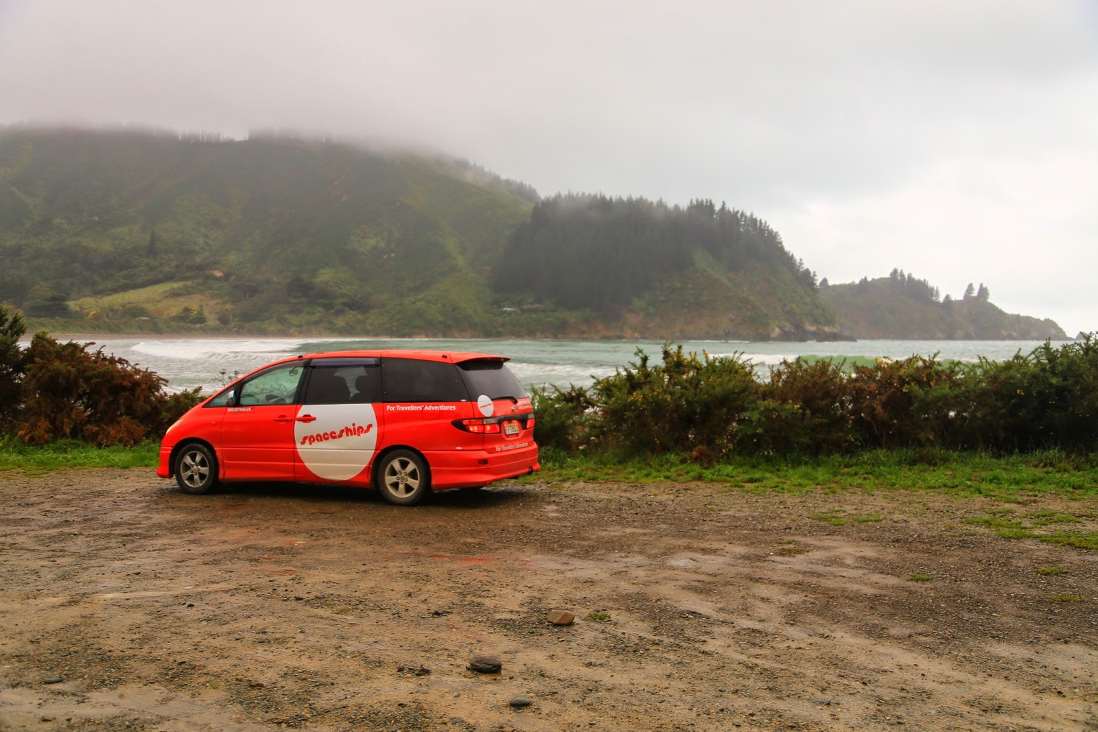 Notre campervan dans une baie embrumée