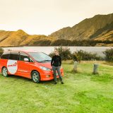 Notre campervan au bord d’un lac entouré de montagnes