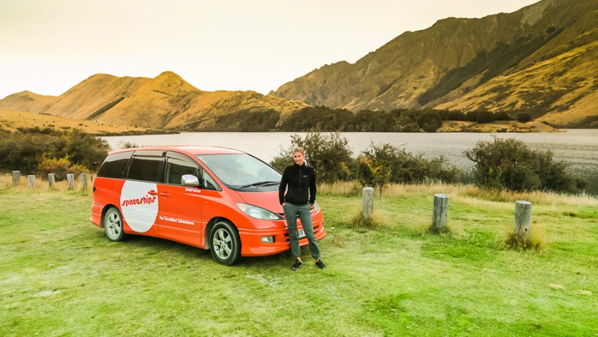 Notre campervan au bord d’un lac entouré de montagnes