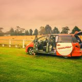 Notre campervan Spaceships garé dans un pré au coucher du soleil