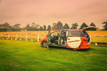 Notre campervan Spaceships garé dans un pré au coucher du soleil