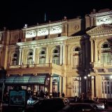 Façade d’époque illuminée la nuit à Buenos Aires