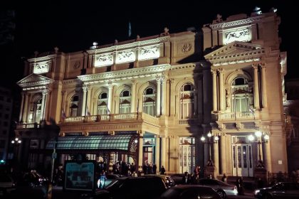 Façade d’époque illuminée la nuit à Buenos Aires