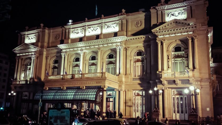 Façade d’époque illuminée la nuit à Buenos Aires