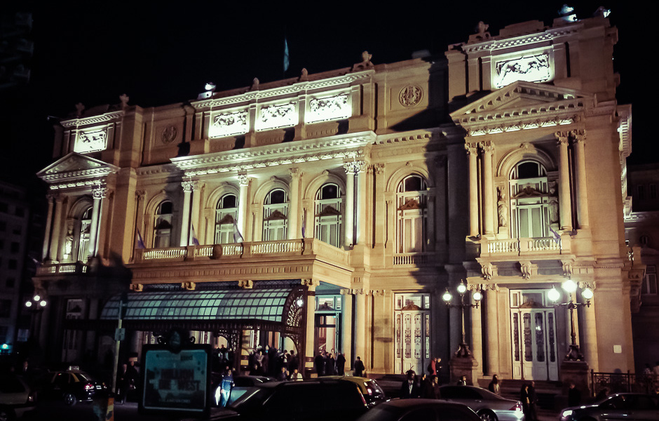 Façade d’époque illuminée la nuit à Buenos Aires