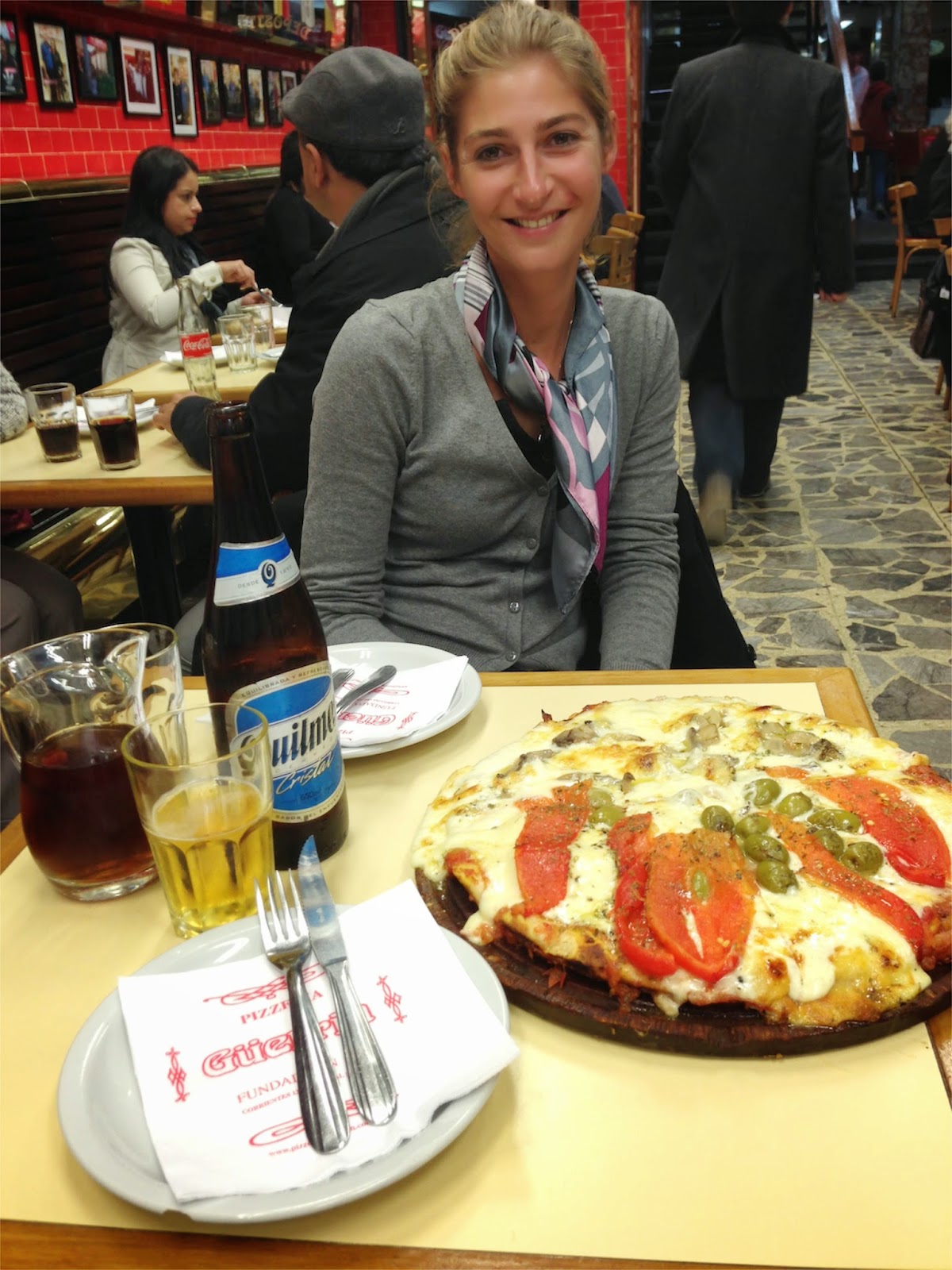 Pizza débordante de fromage chez Güerrín