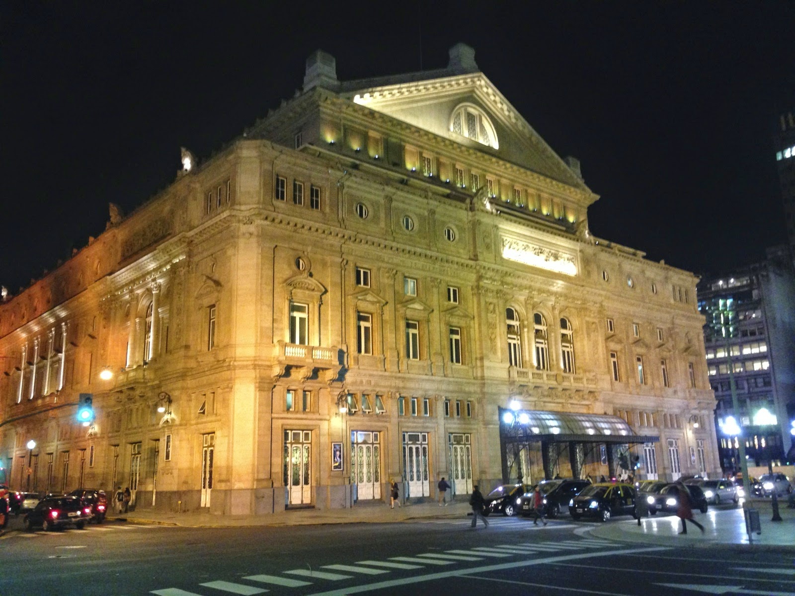 Le Teatro Colón illuminé la nuit