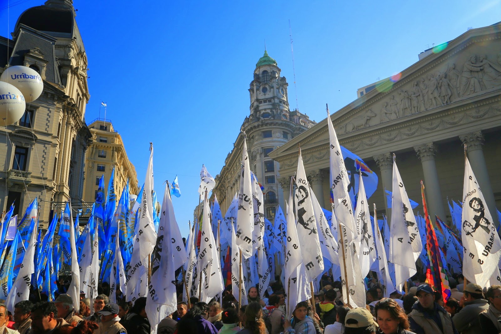 Drapeaux argentins devant la cathédrale