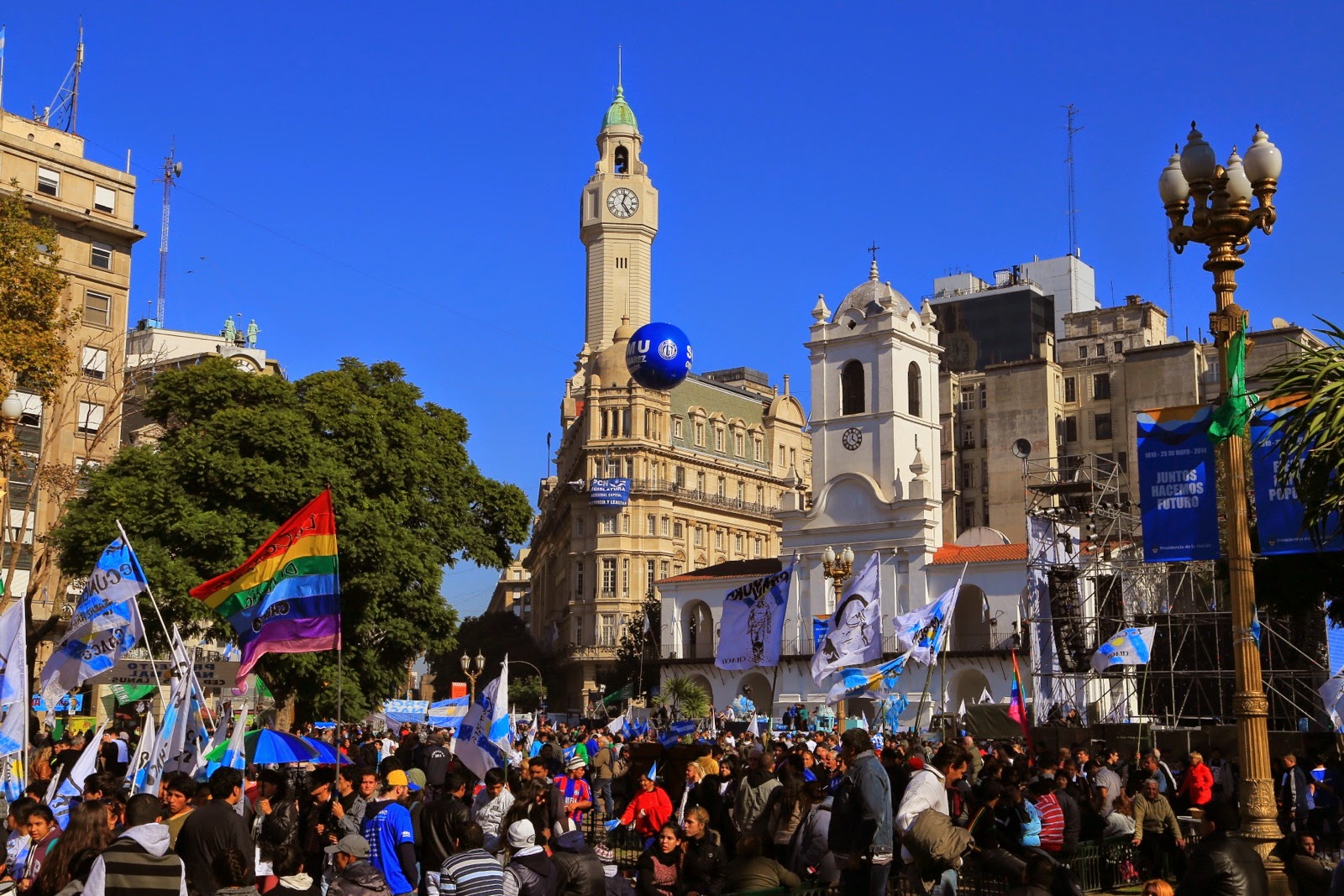 Foule et drapeaux sur la Plaza de Mayo