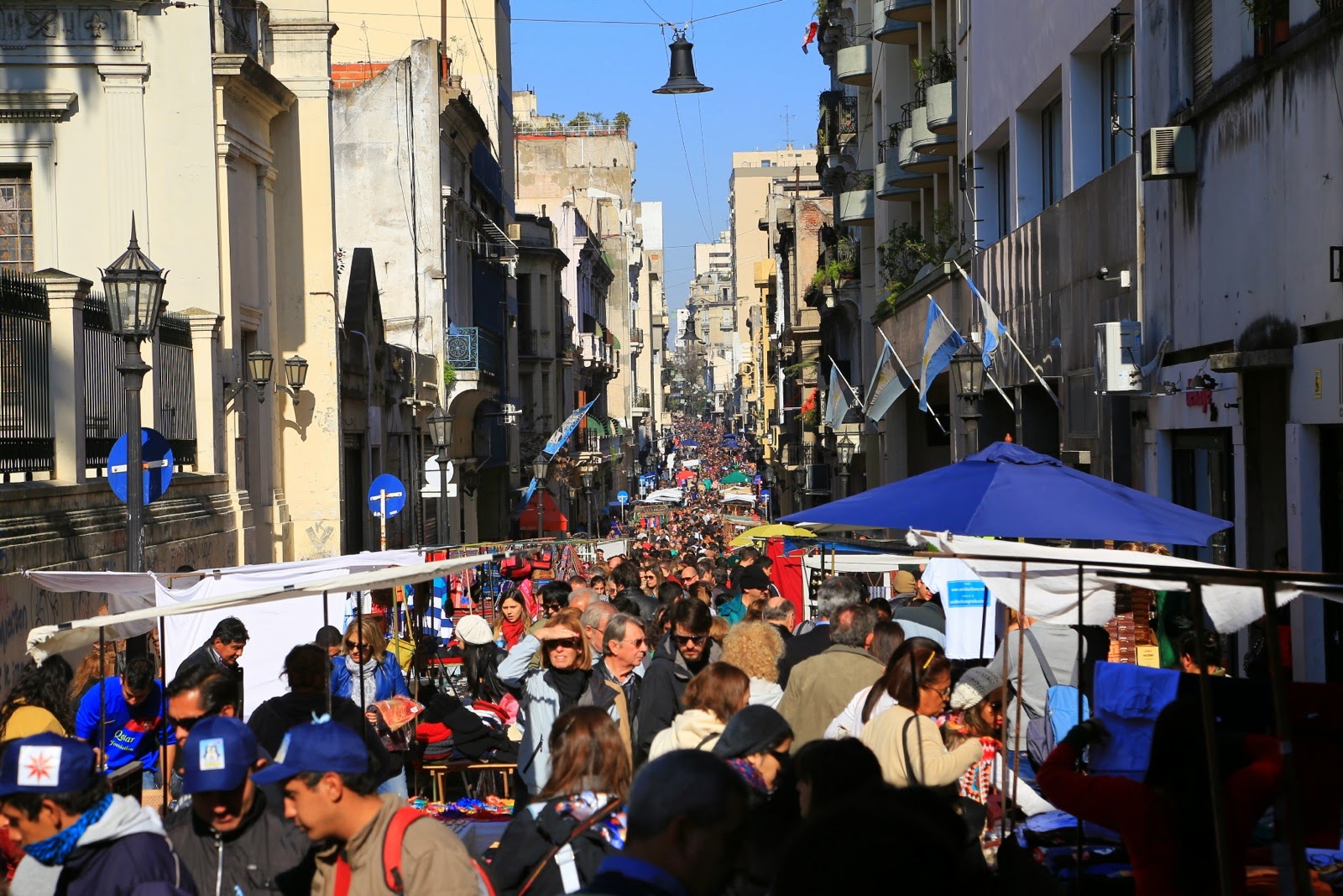 Rue de San Telmo transformée en marché
