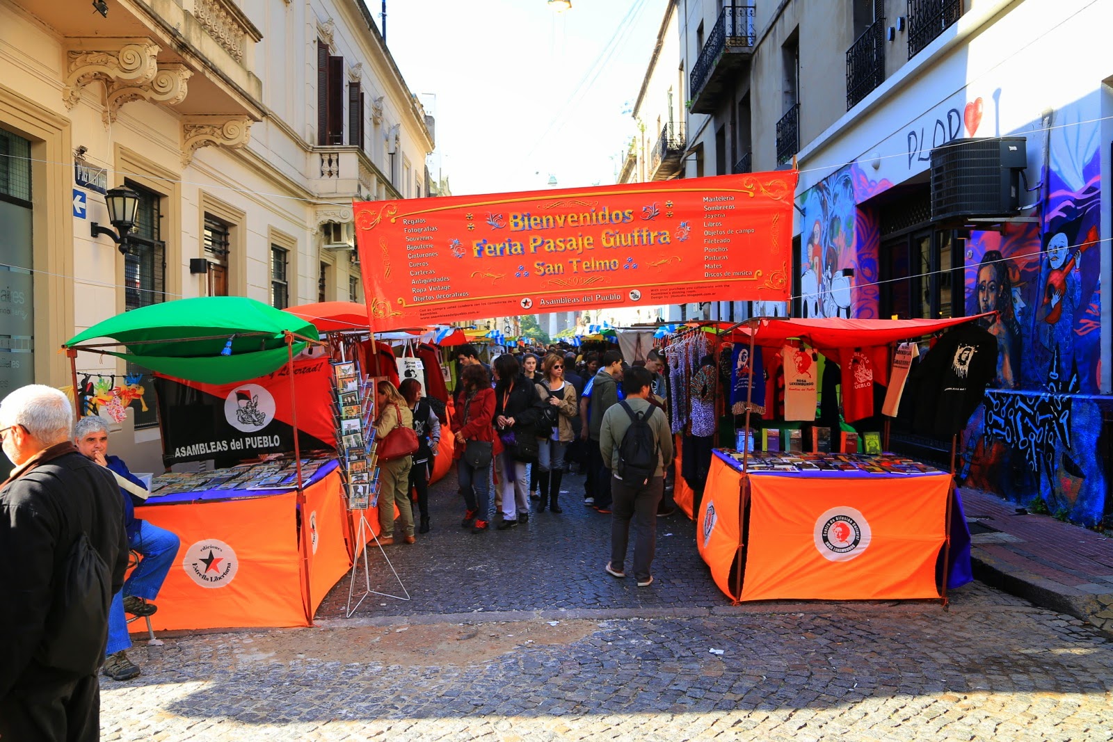 Stands du marché dans la rue Defensa