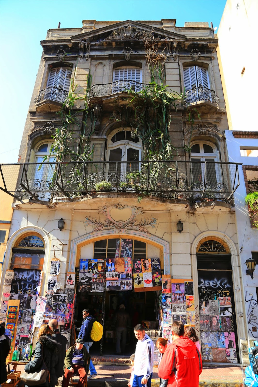 Façade coloniale à balcons fleuris