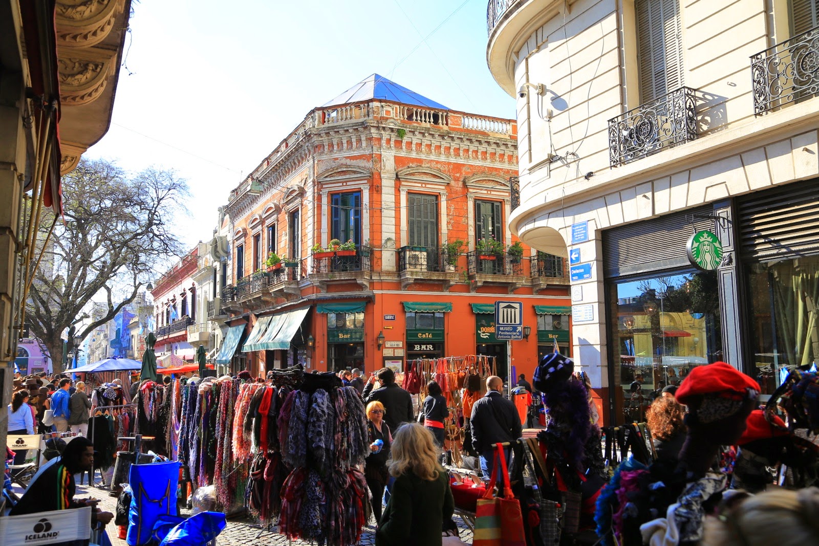 Foule dans une rue de San Telmo