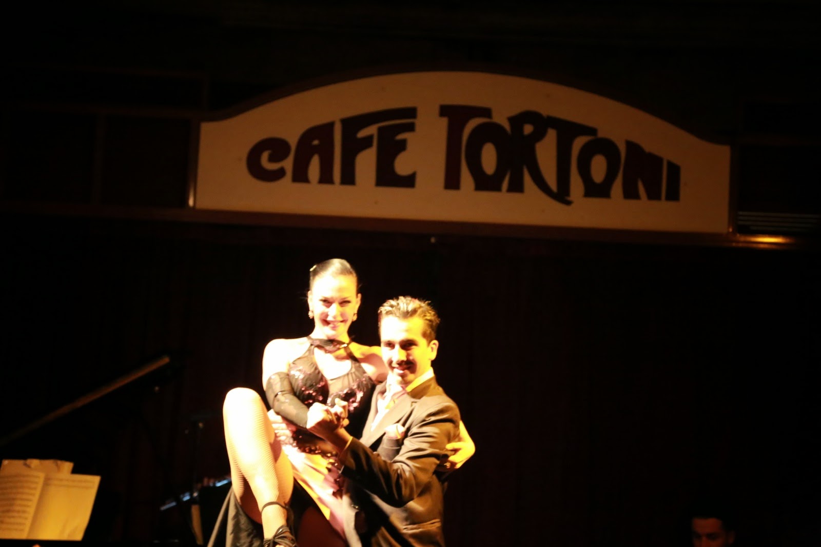 Couple de danseurs de tango au Café Tortoni